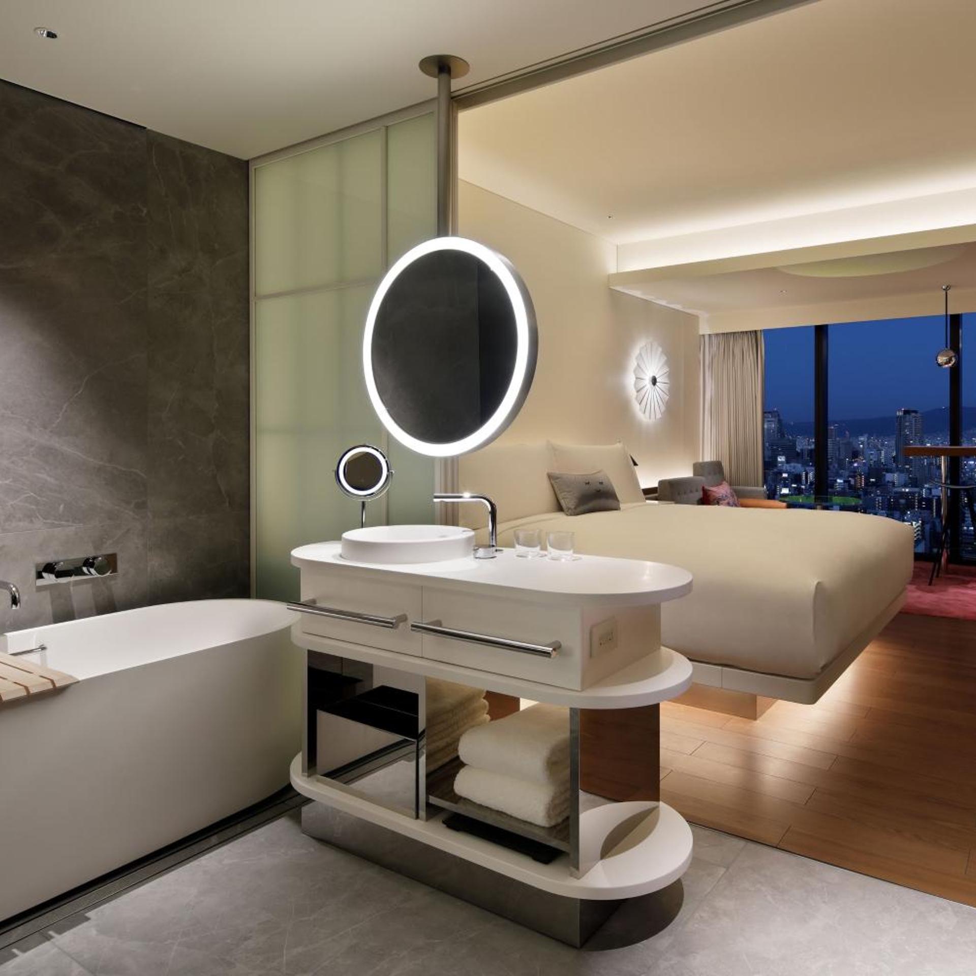 Guest Room, King Bed, Skyline View, High Floor