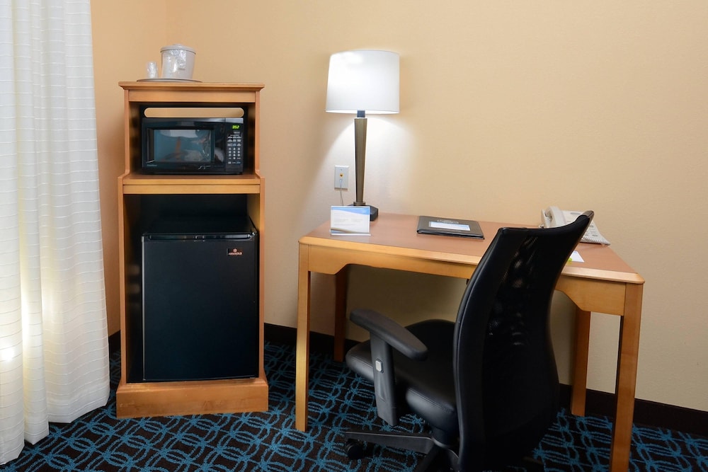 Fairfield Inn Suites By Marriott Roanoke Hollins I 81 23/26