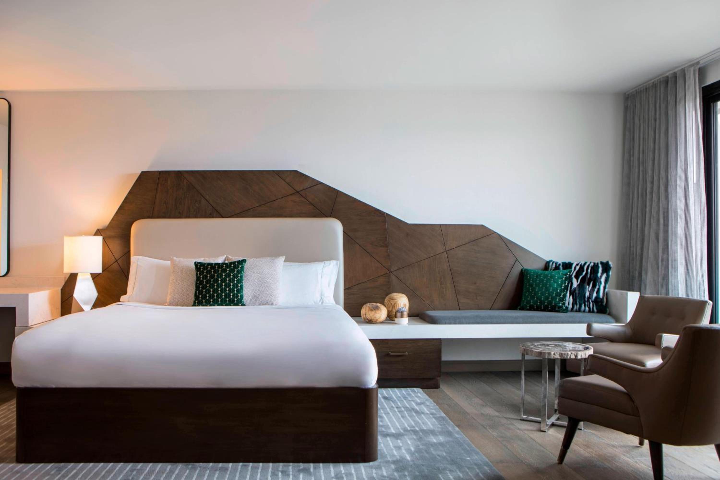 Room, Queen Bed, Mountain View, Club Floor, High Floor
