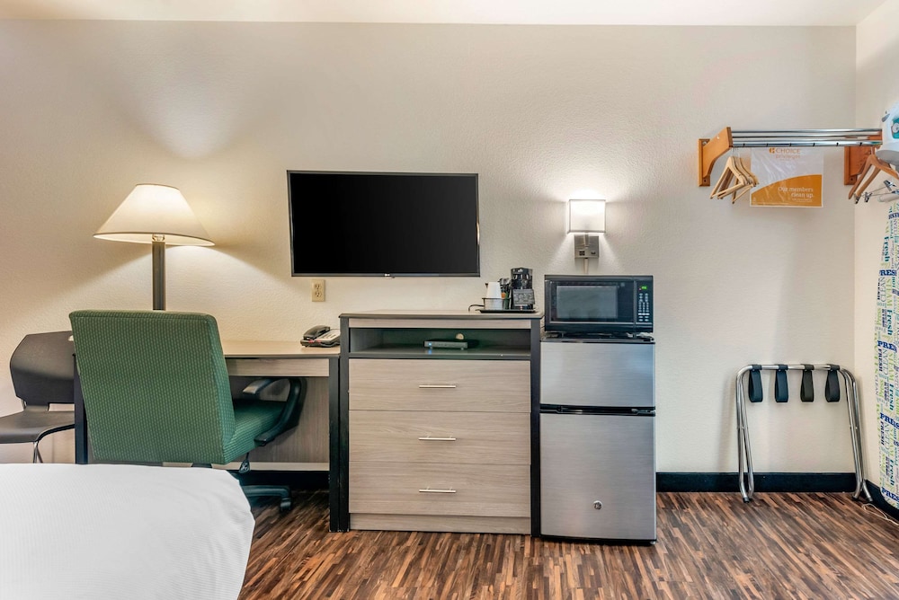 Econo Lodge Pueblo North 27/40