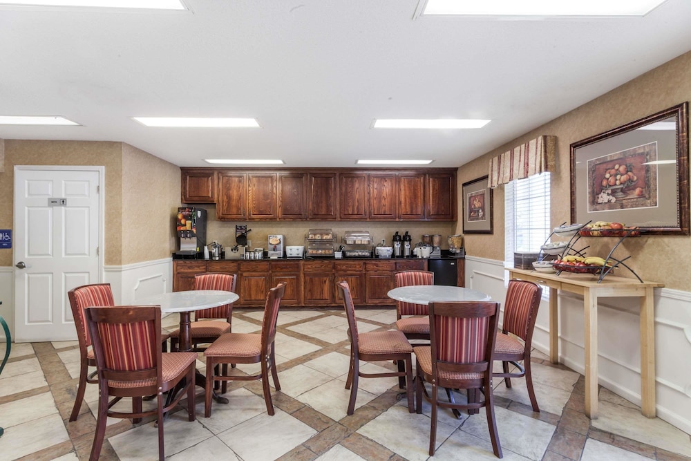 Baymont by Wyndham Hickory 17/24