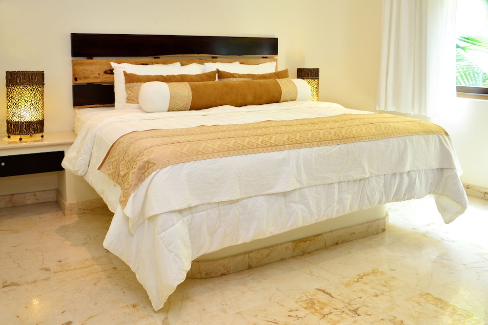 El Taj Oceanfront & Beachside Condo Hotel 30/74