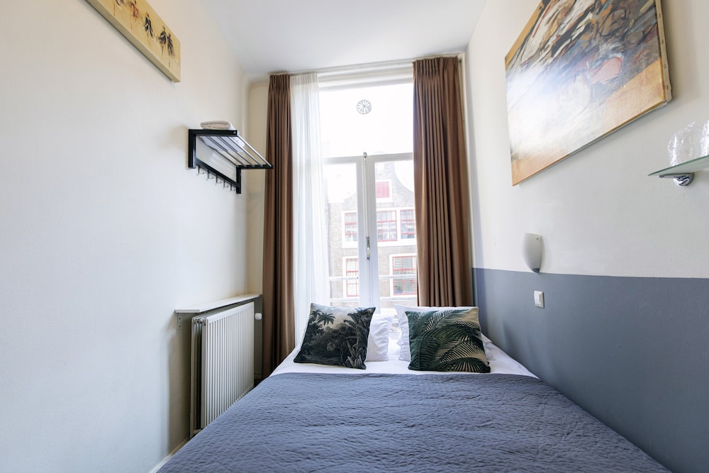 BASIC, DOUBLE BED, SHARED BATHROOM