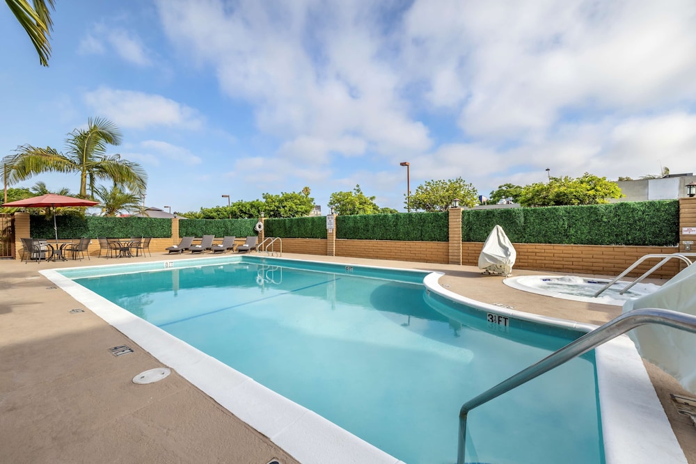 Best Western Plus South Bay Hotel 24/36