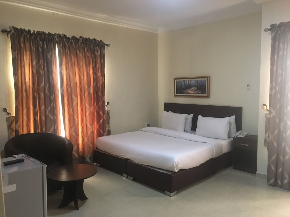 Mayors Diplomat Suites Opebi 17/48