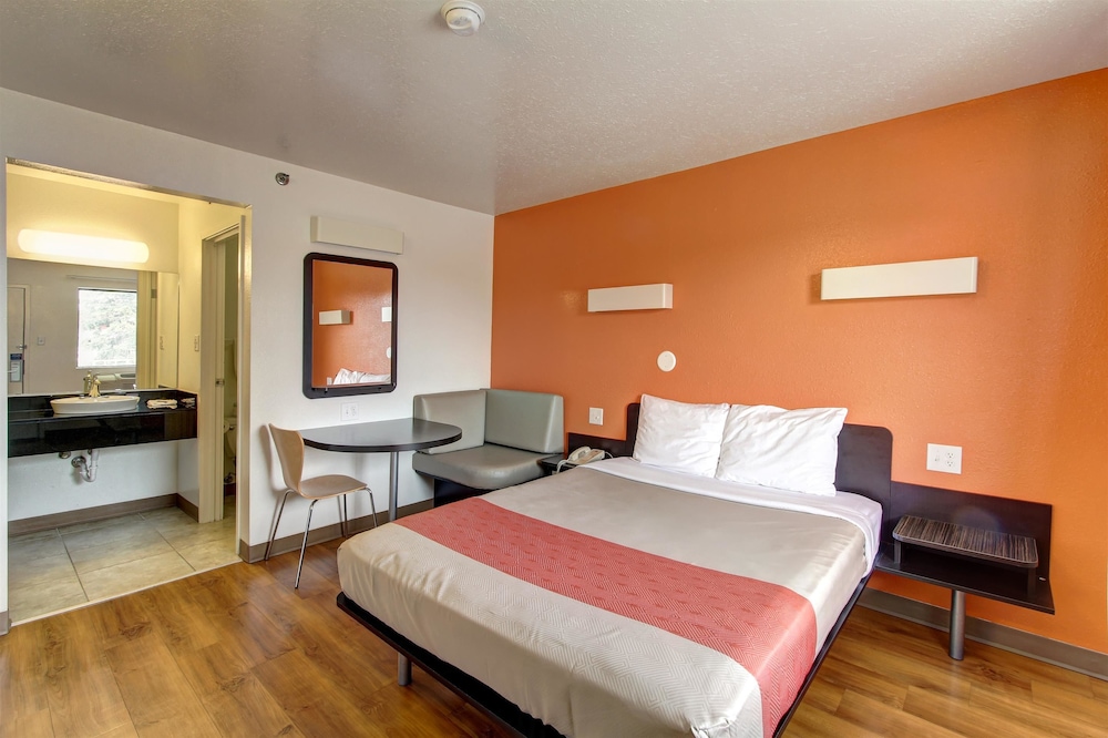 Motel6 Amherst, OH - Cleveland West - Lorain 26/41