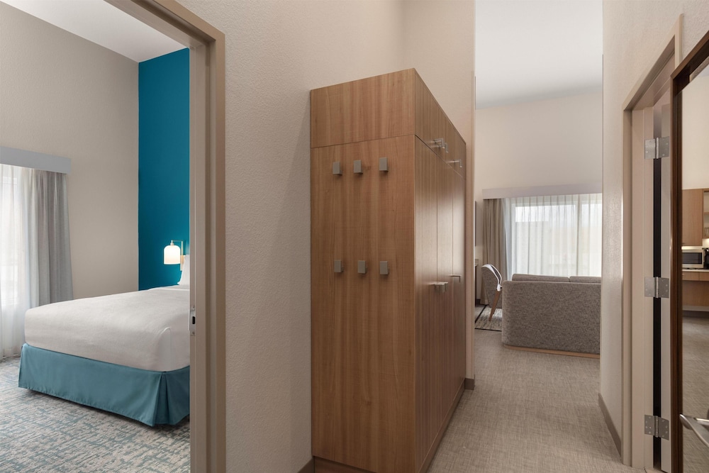 SUITE, KING BED, ACCESSIBLE