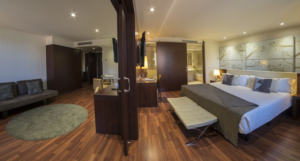 EXECUTIVE, SUITE, KING BED