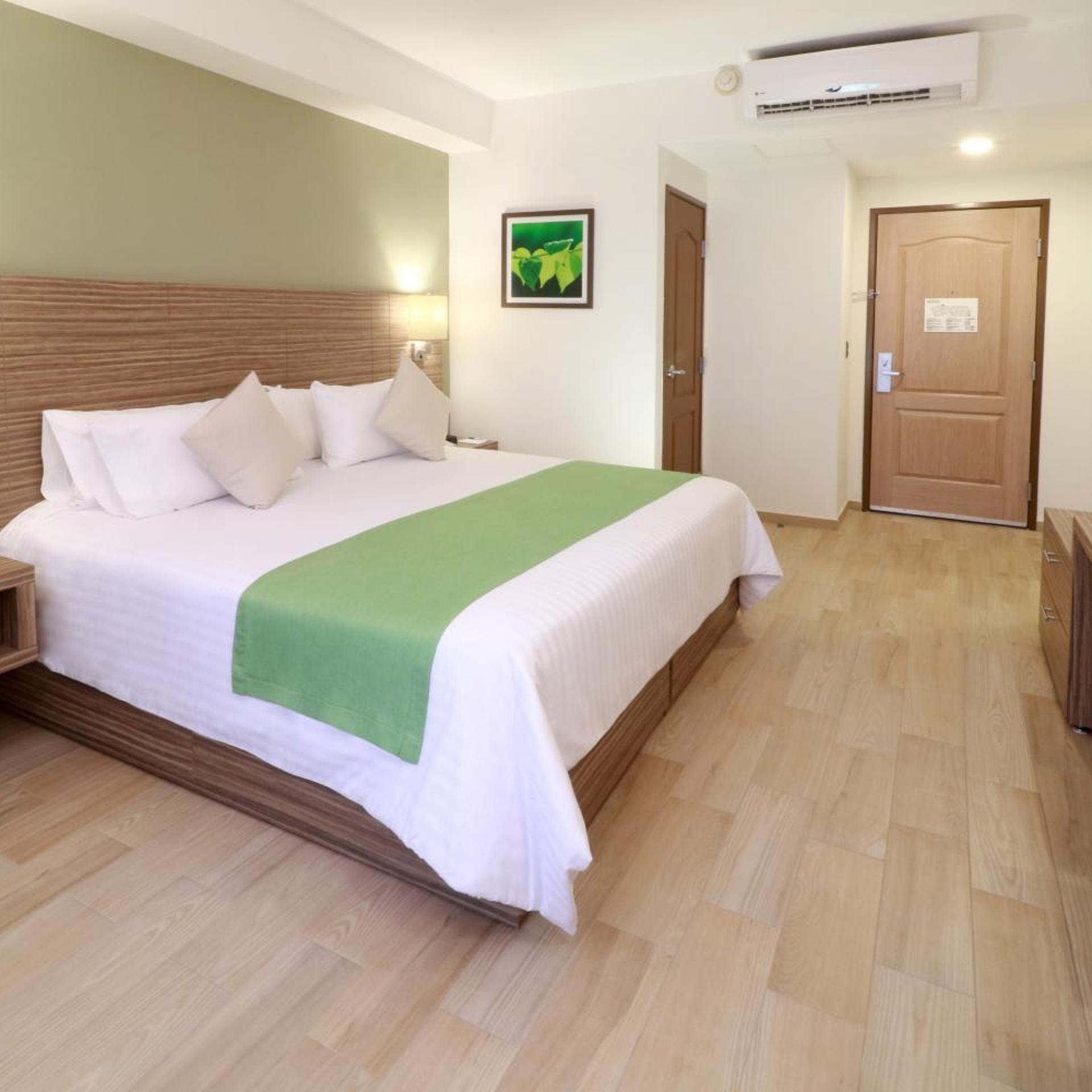 ROOM, KING BED