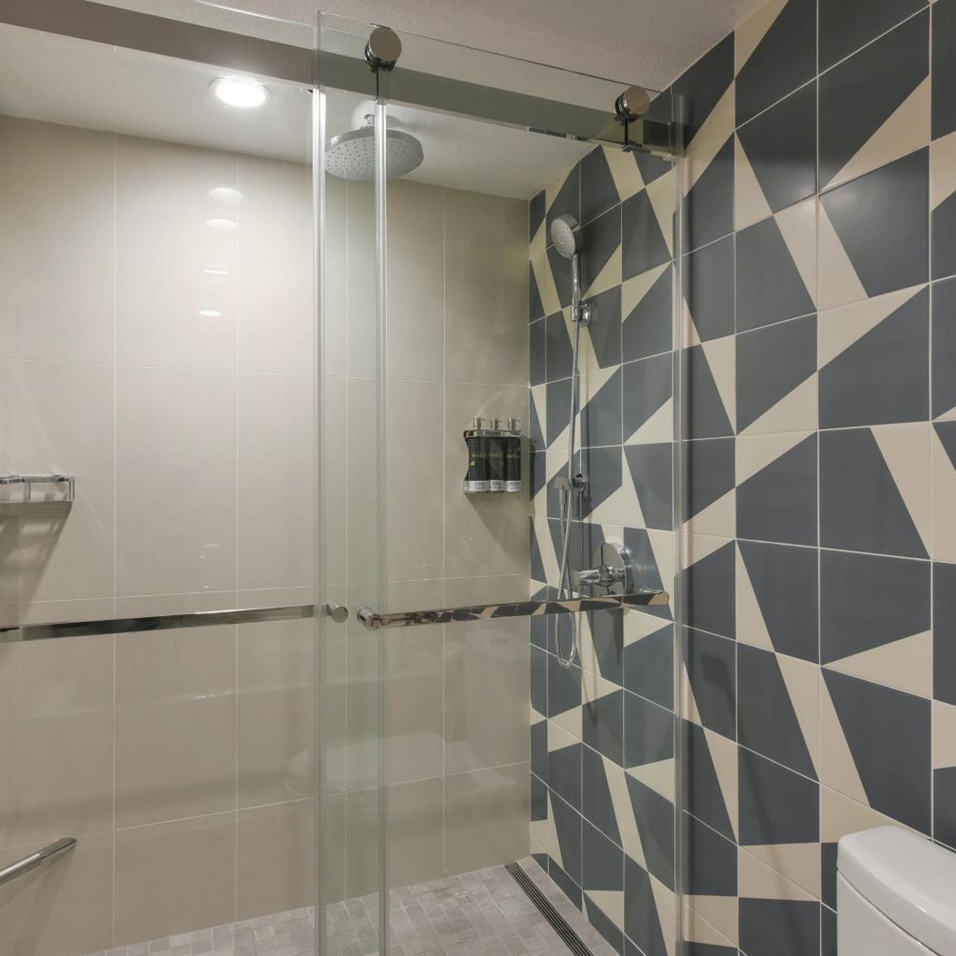 1 Bedroom, Suite, King Bed, Pool View 2/2