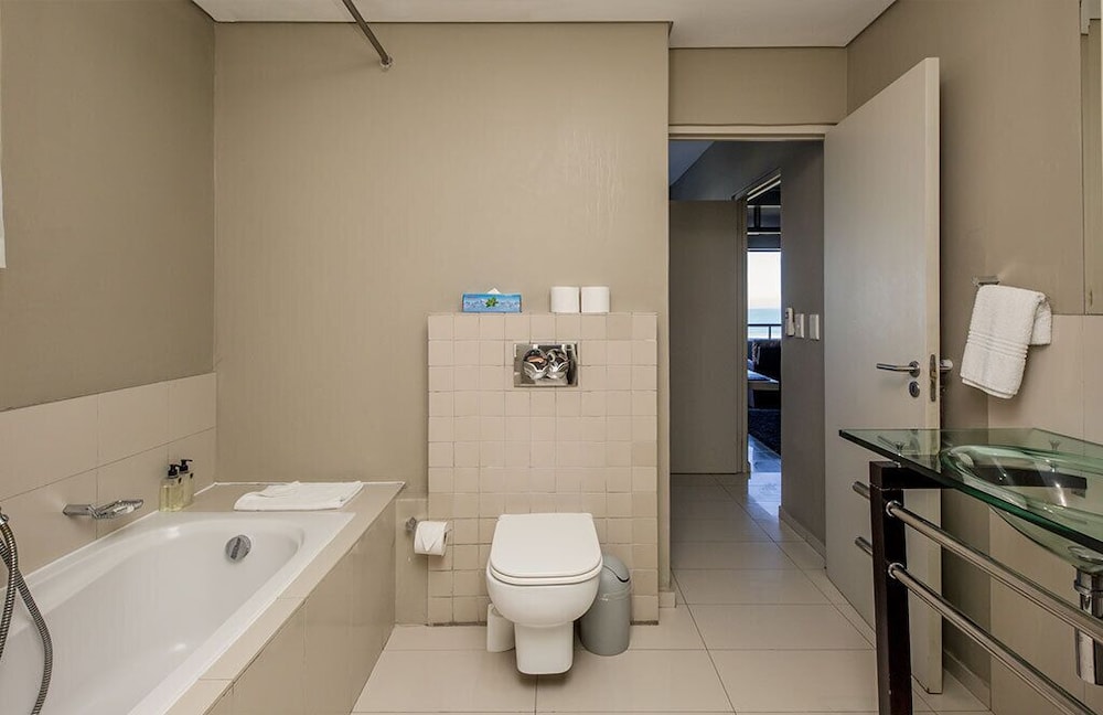 غرفة بسرير كوين بشرفة بغرفتي نوم في الطابق الأرضي، Infinity Self-Catering Apartments 4/5