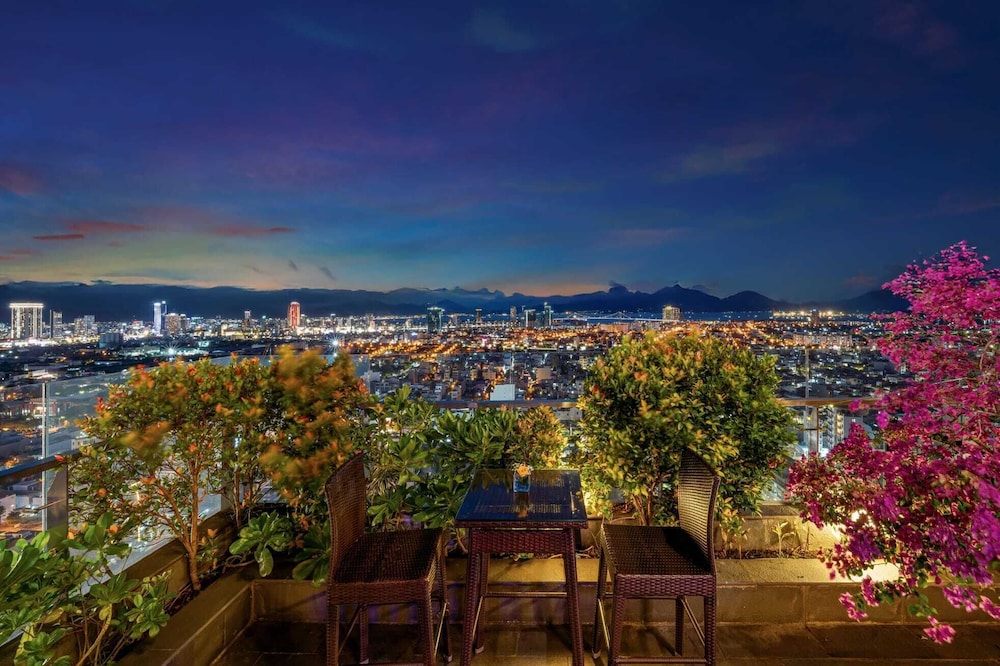 Peninsula Hotel Danang 44/48