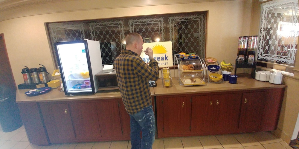 Days Inn by Wyndham Sidney OH 17/21