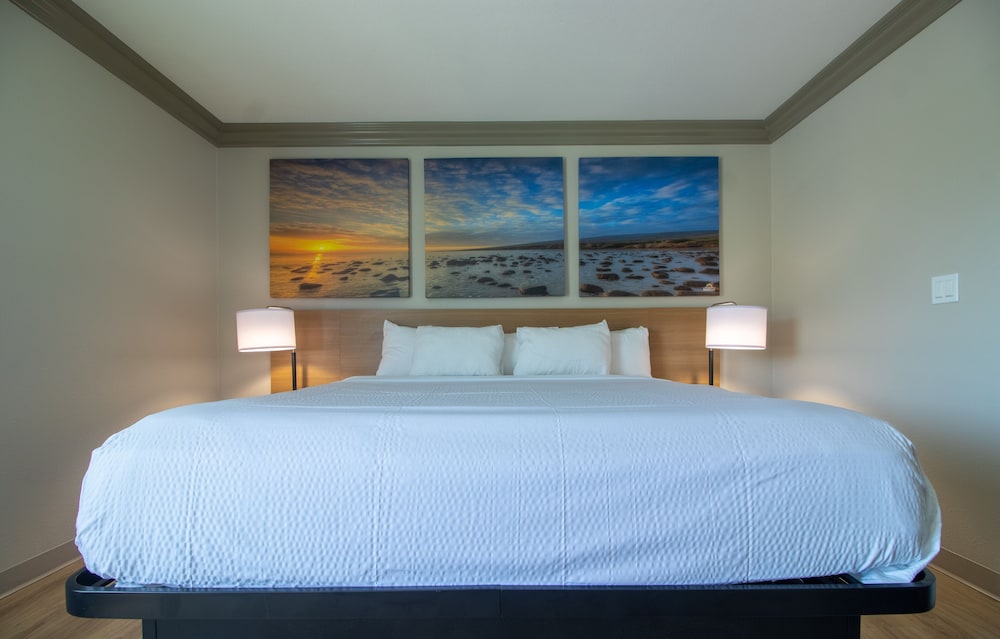Days Inn by Wyndham Carlsbad 12/45