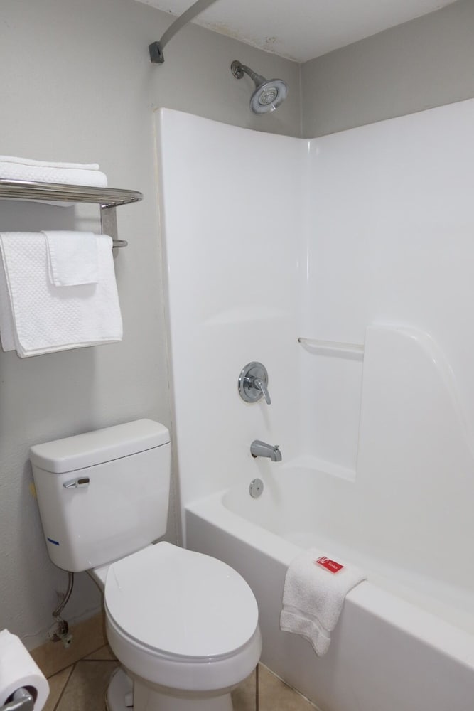 Standard, 2 Queen Beds, Econo Lodge Inn & Suites Evergreen 9/10