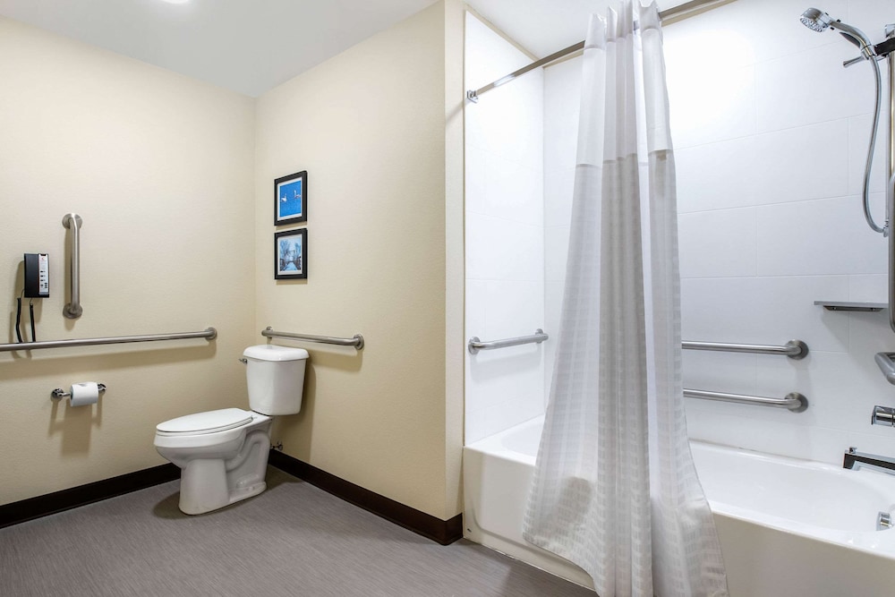 Comfort Inn and Suites Ames Near ISU Campus 12/41