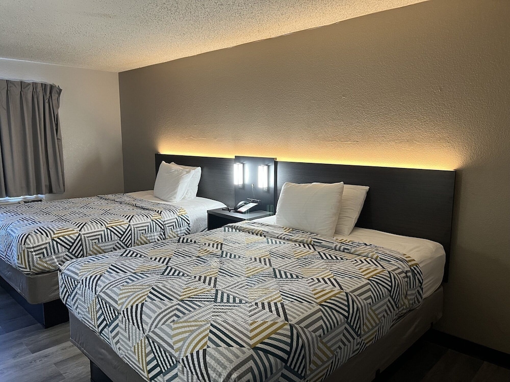 2 Queen Beds - Non-Smoking, Micfridge