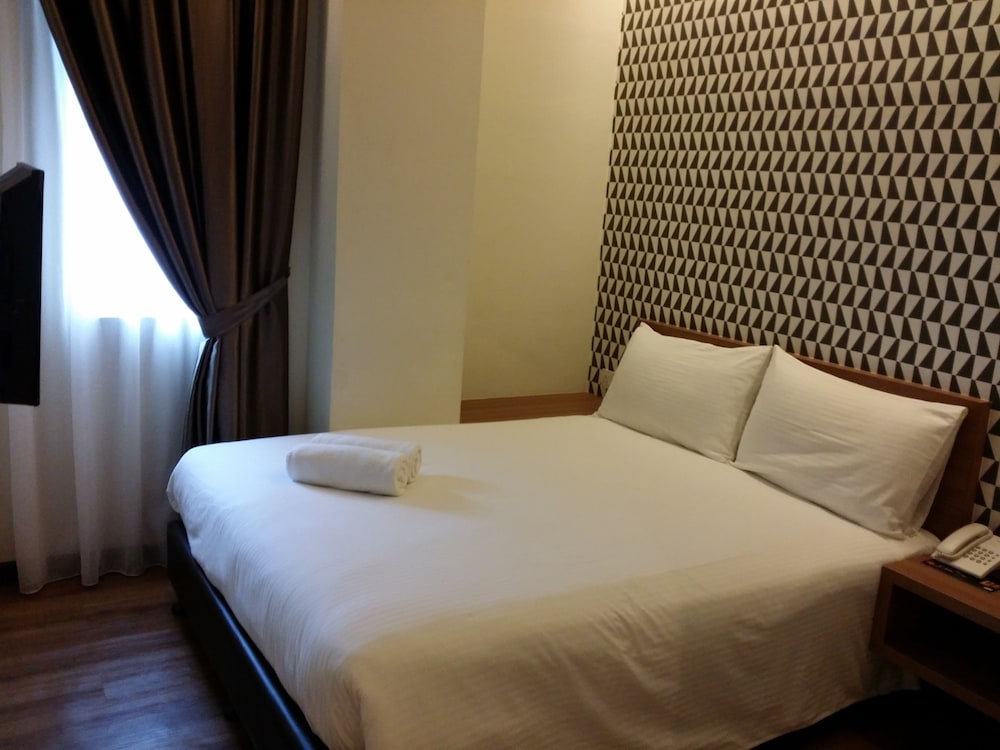 Standard, Queen Bed