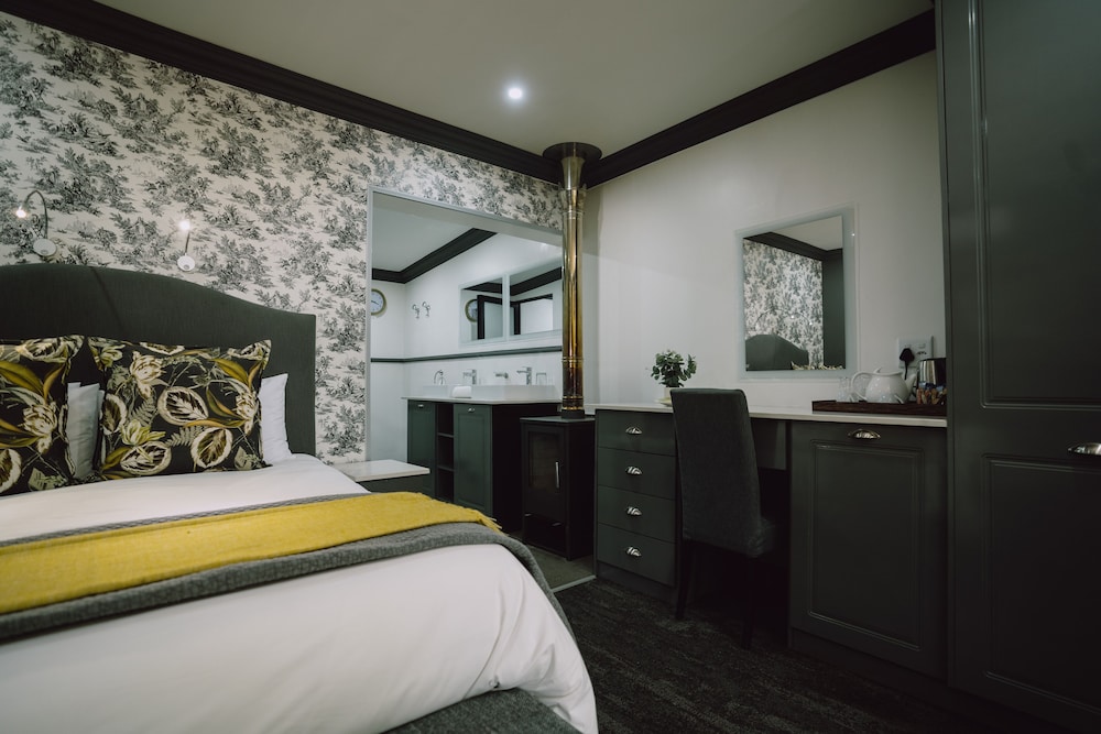 Country, Queen Bed