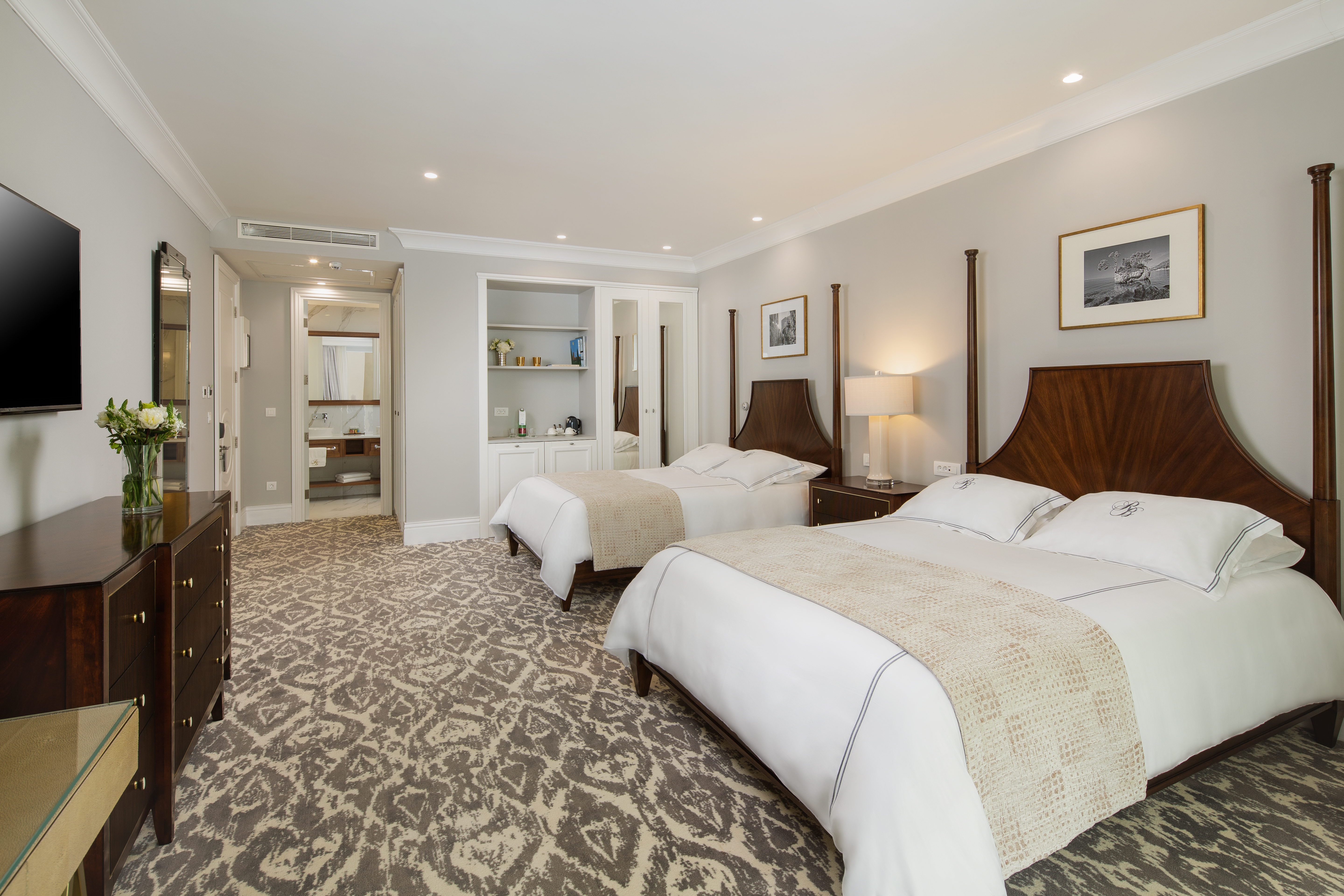 ROOM, QUADRUPLE, QUEEN BED, BALCONY