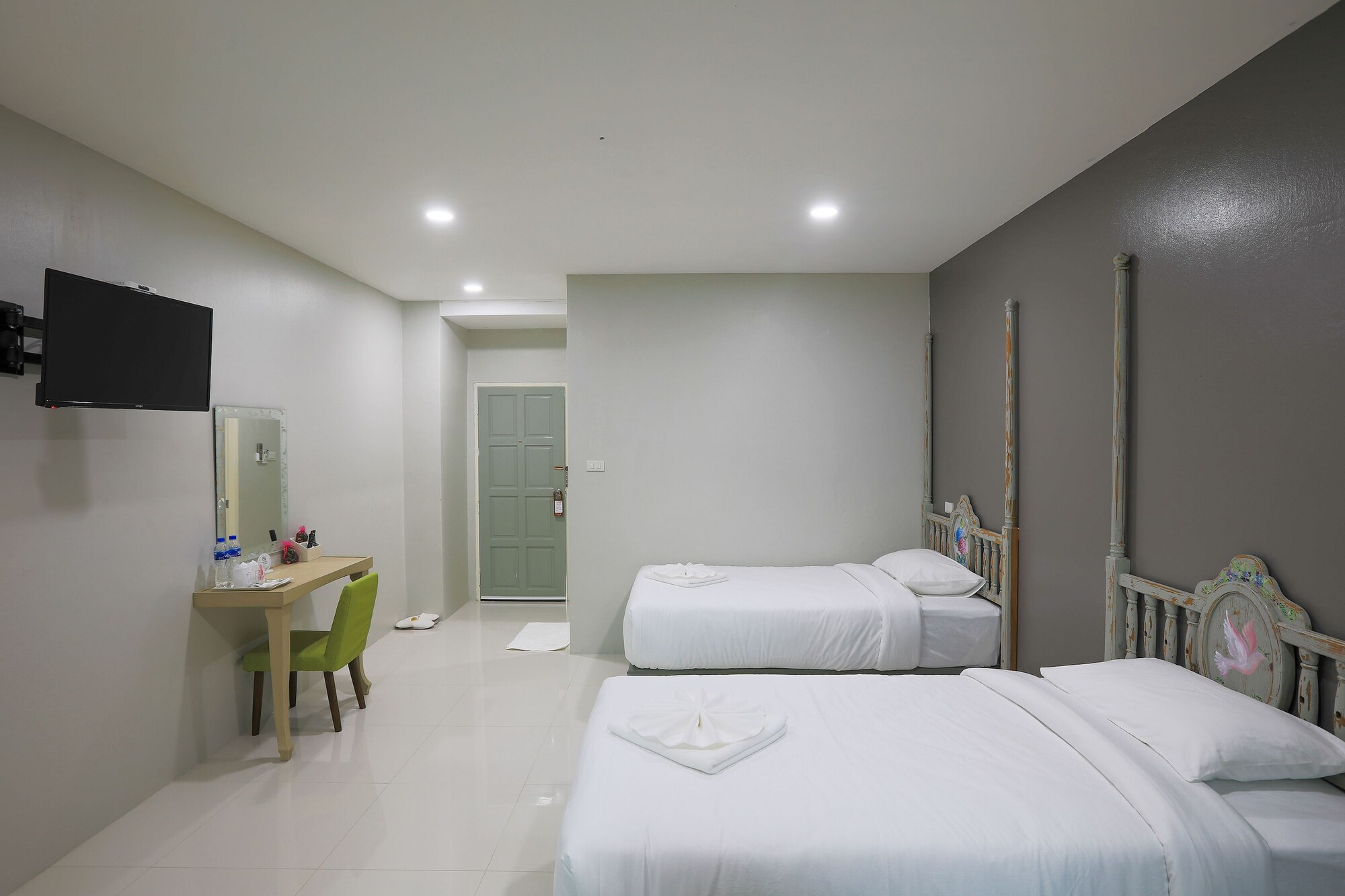 DELUXE, TWIN BEDS