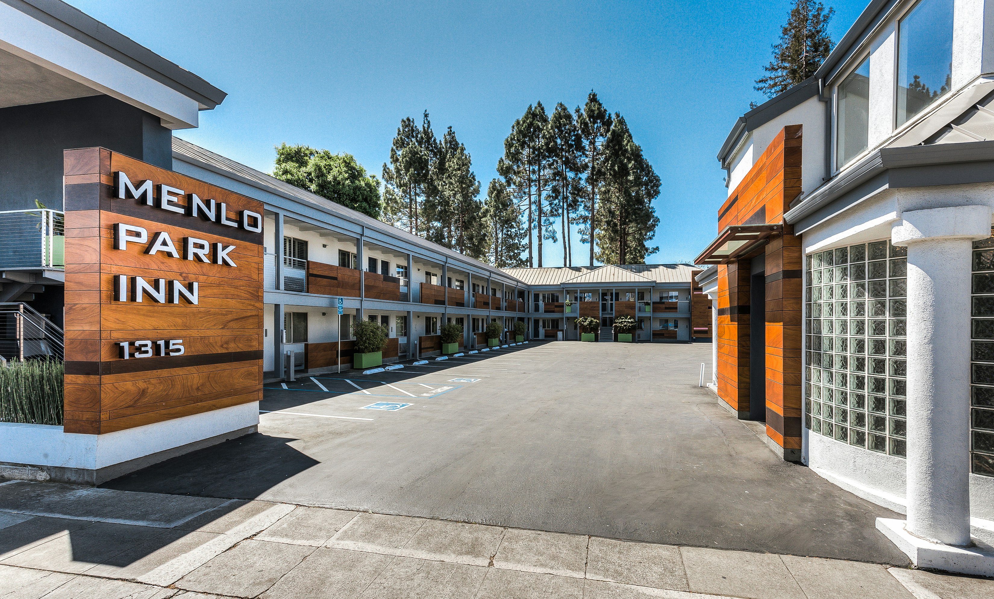 Menlo Park Inn 48/49