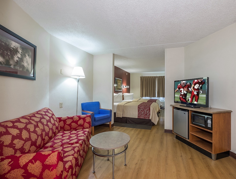 Red Roof Inn and Suites Cleveland - Elyria 46/64