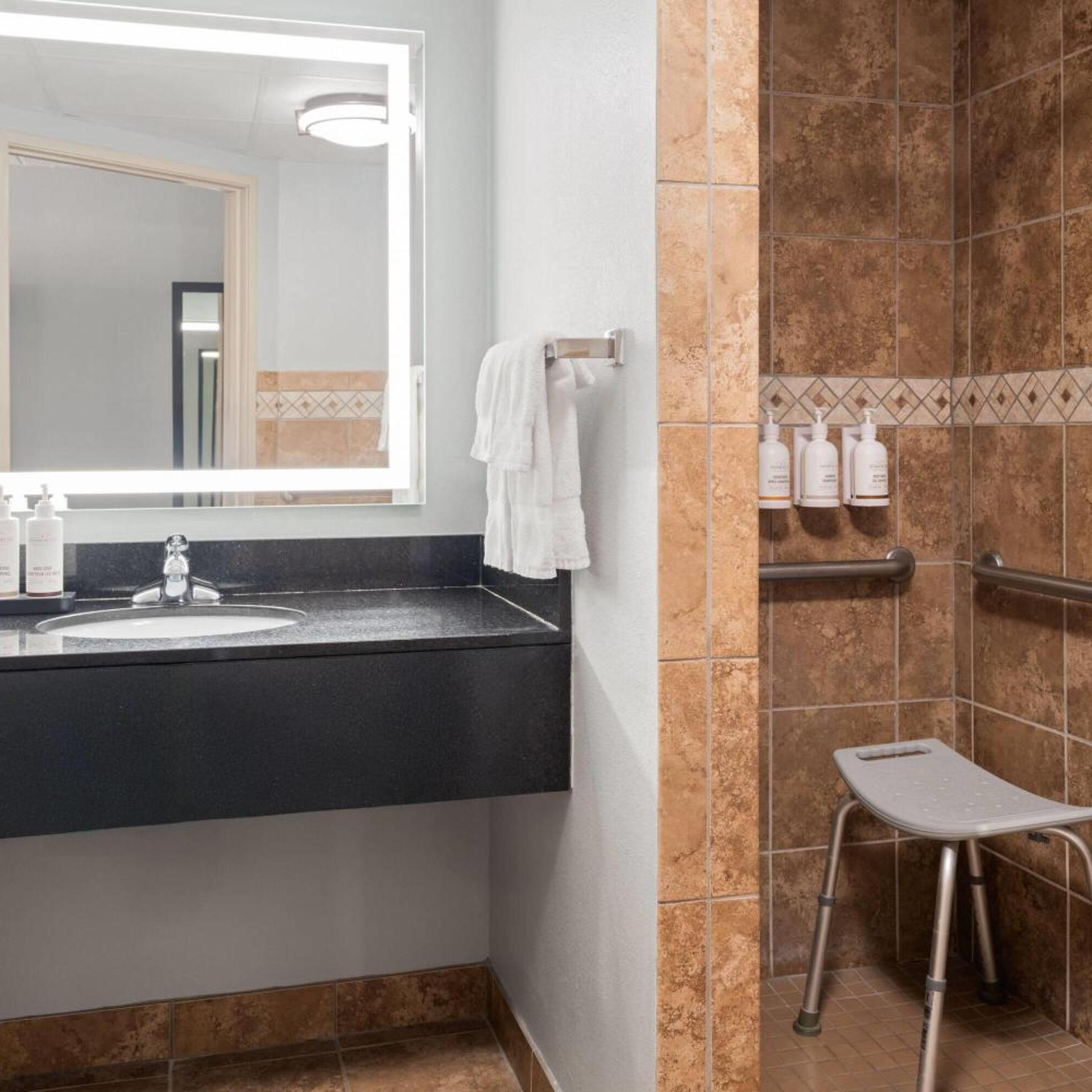 غرفة بسرير كينج بحوض استحمام لذوي الإعاقة، AmericInn by Wyndham Grand Forks 4/4