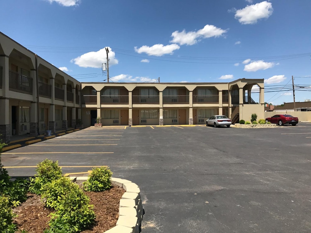 Hutchinson Inn 52/58