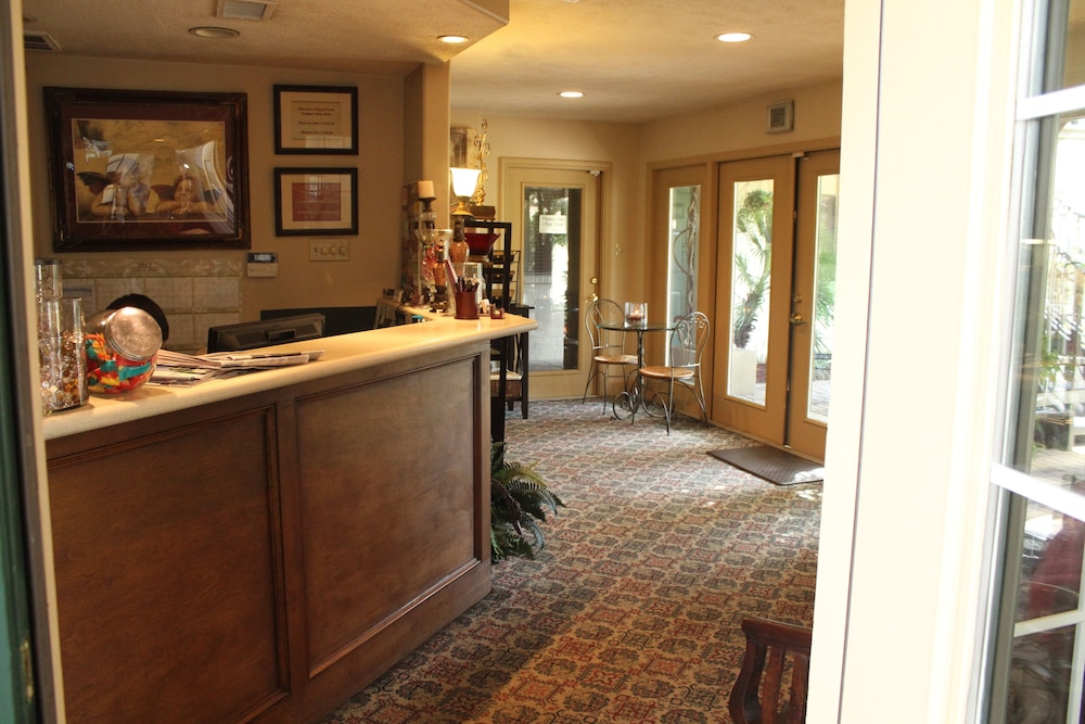 Vineyard Court Designer Suites Hotel 10/56
