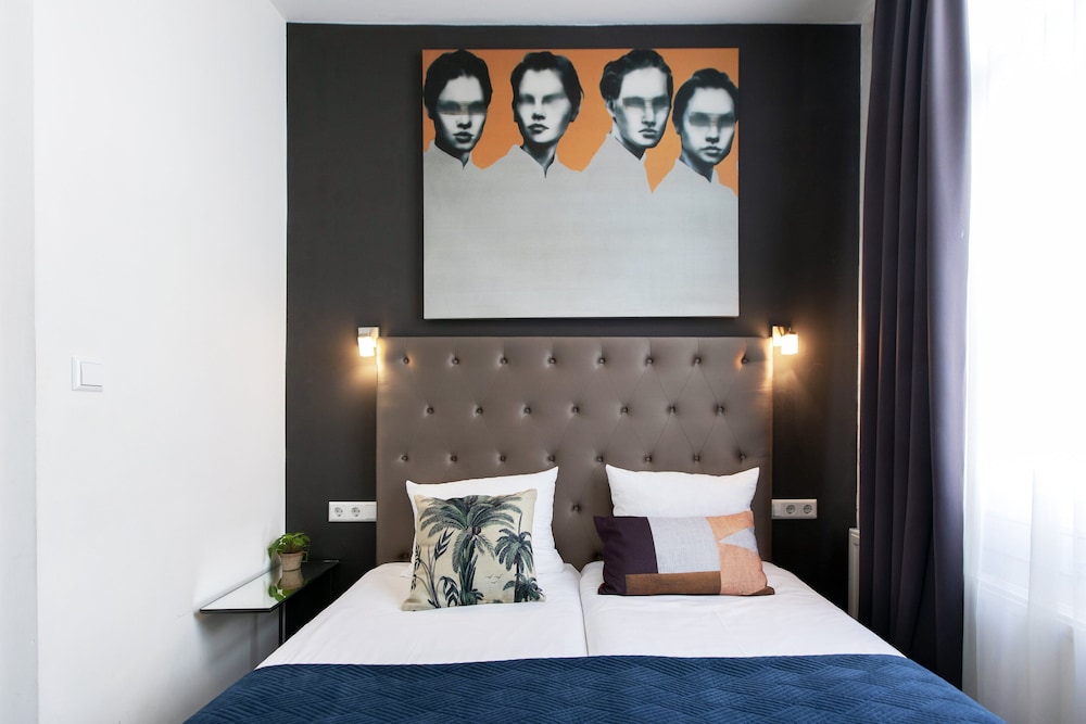 ROOM, TWIN BEDS