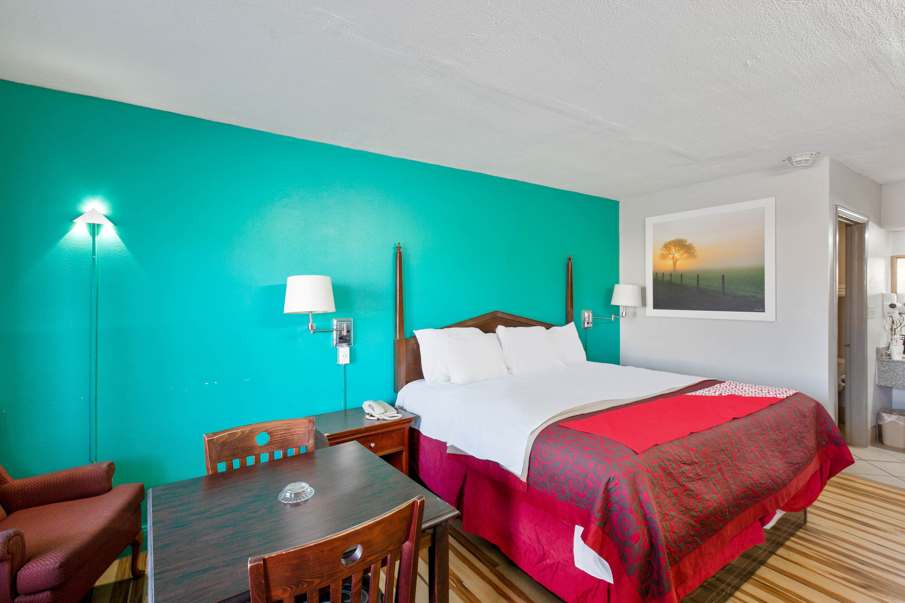 غرفة بسرير كينج للمدخنين بحوض جاكوزي، Hotel O Columbia Downtown near I-65 3/4