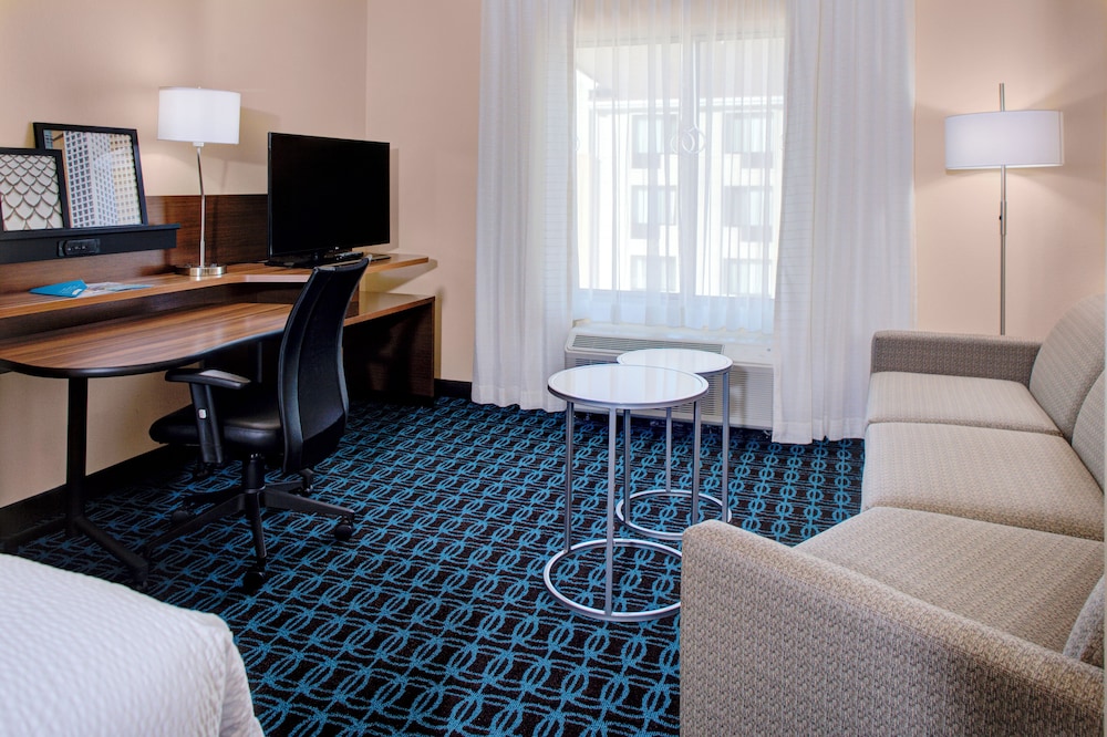 FAIRFIELD INN & SUITES DETROIT CANTON 13/20