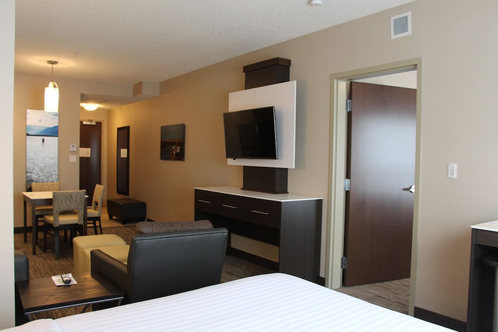 Holiday Inn Express Suites Cold Lake 28/73