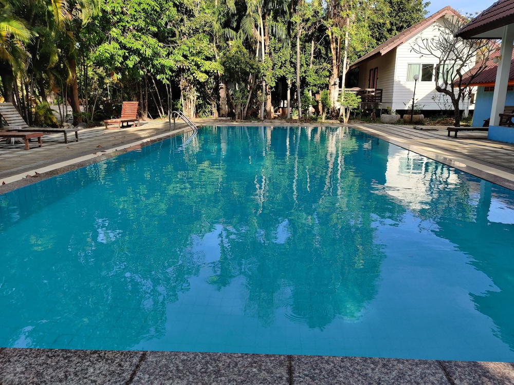 Thongpaeka Hotel 44/50