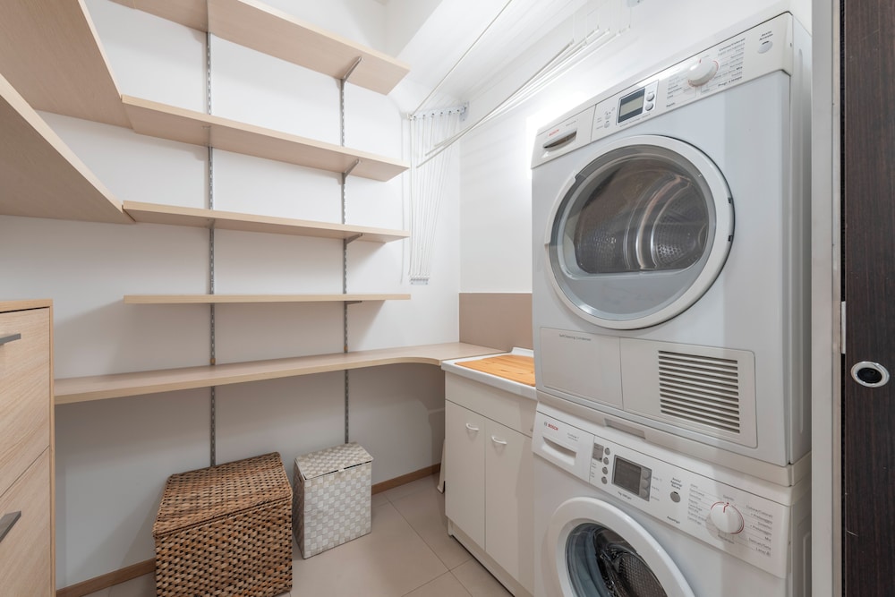غرفة بسرير كوين مع أريكة، Milan Royal Suites Luxury Apartments 7/7