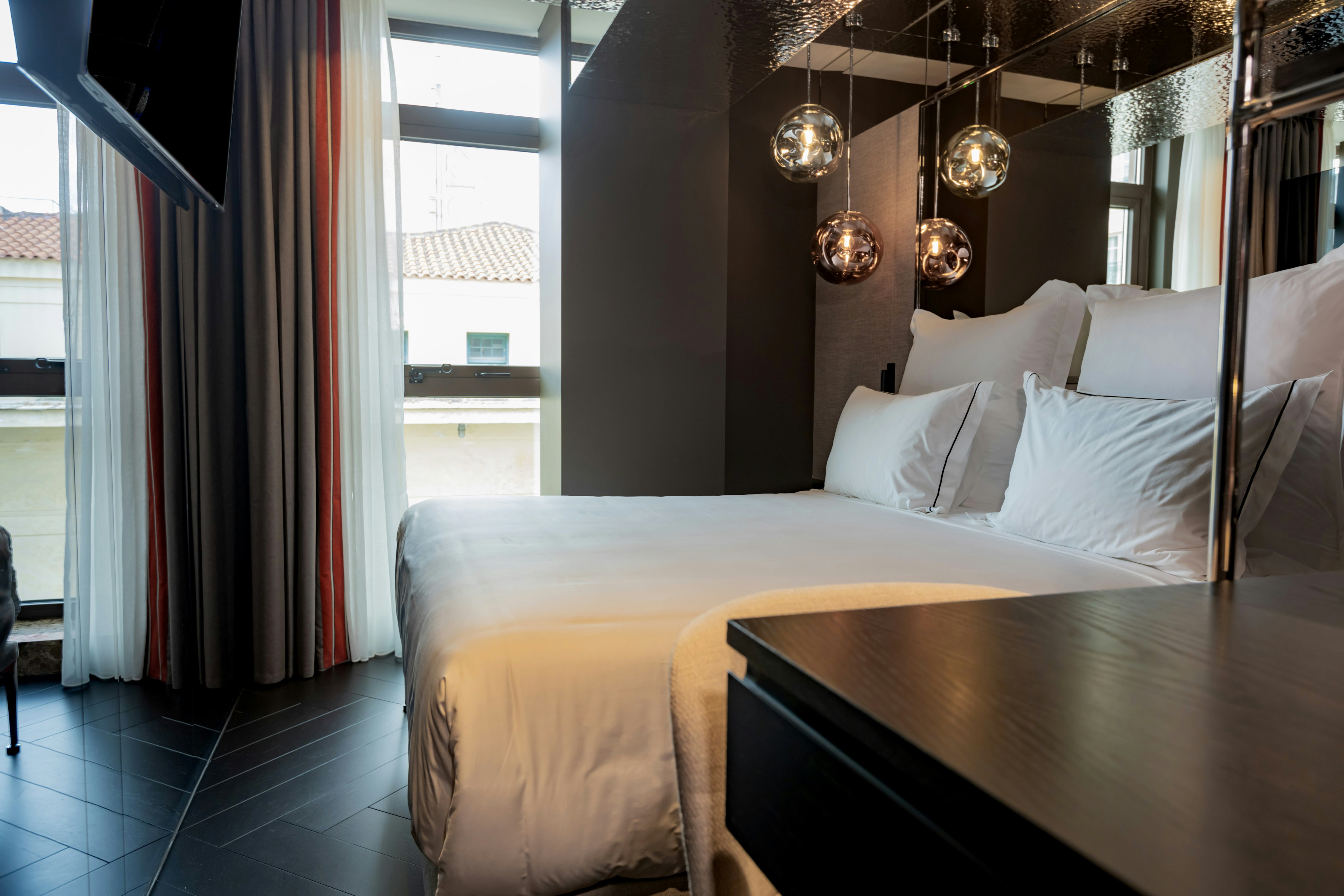 GUEST ROOM, KING BED