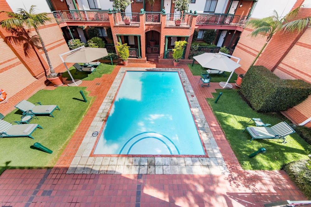 Courtyard Hotel Rosebank 7/47