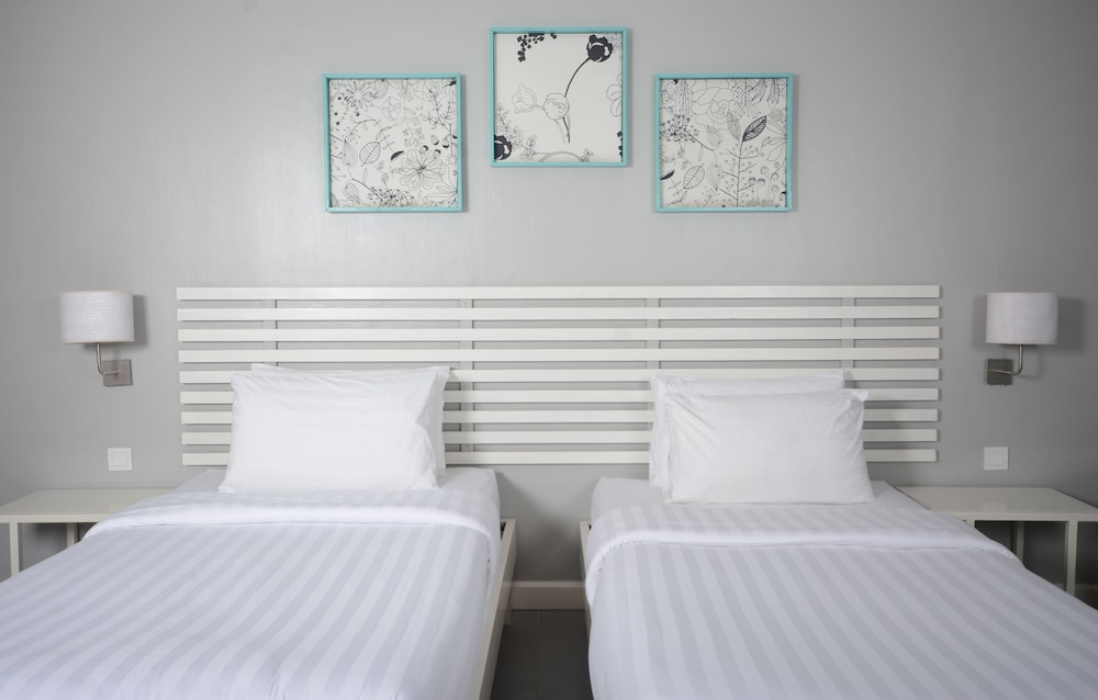 ROOM, TWIN BEDS
