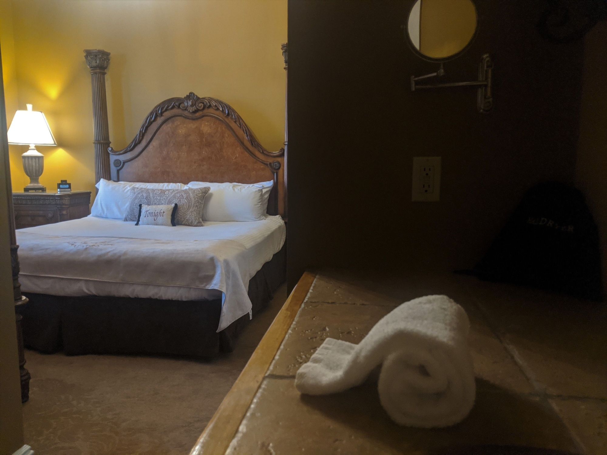 Suite, King Bed, Parlor