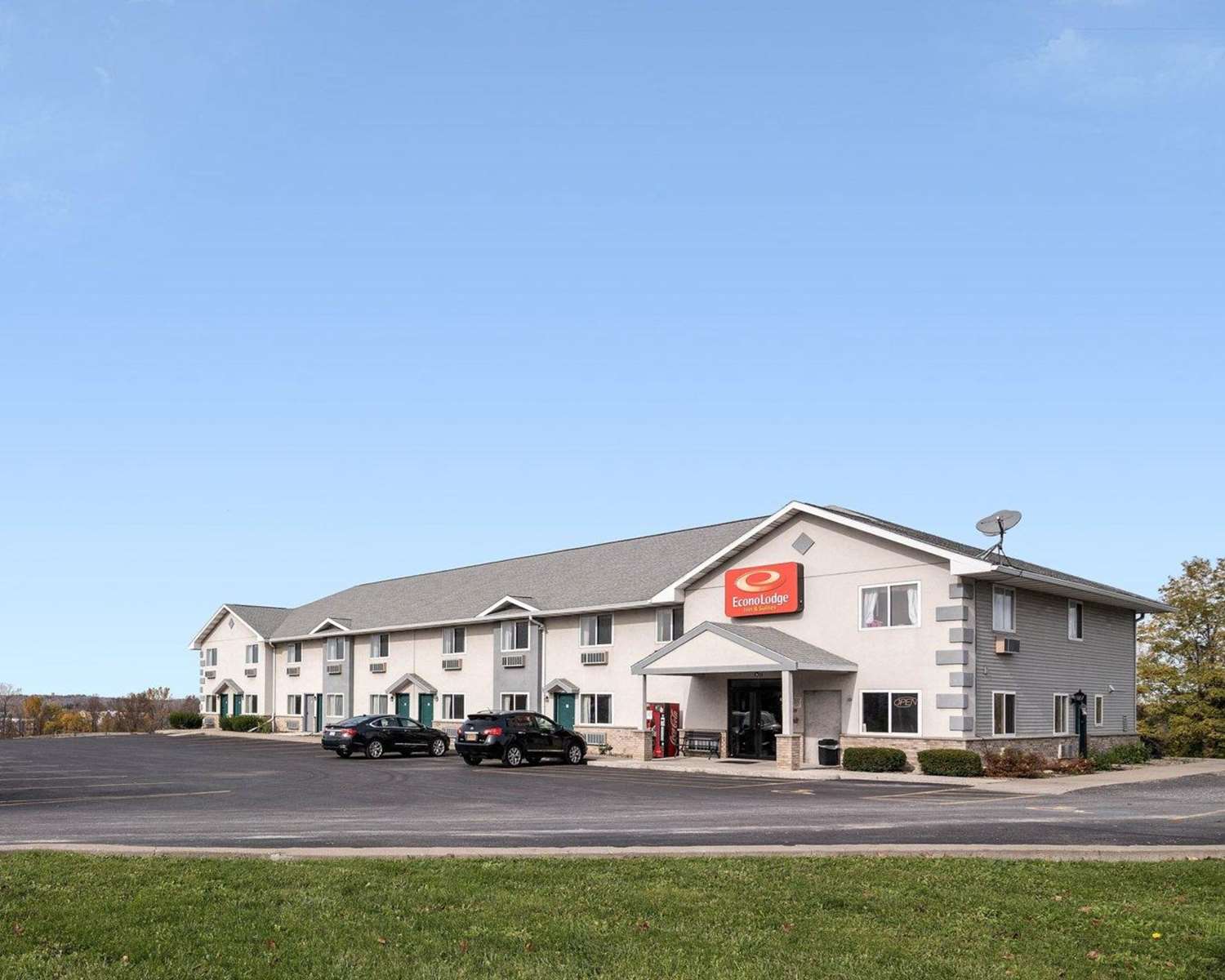 Econo Lodge Inn & Suites Canandaigua - Fingers Lake Area 2/37