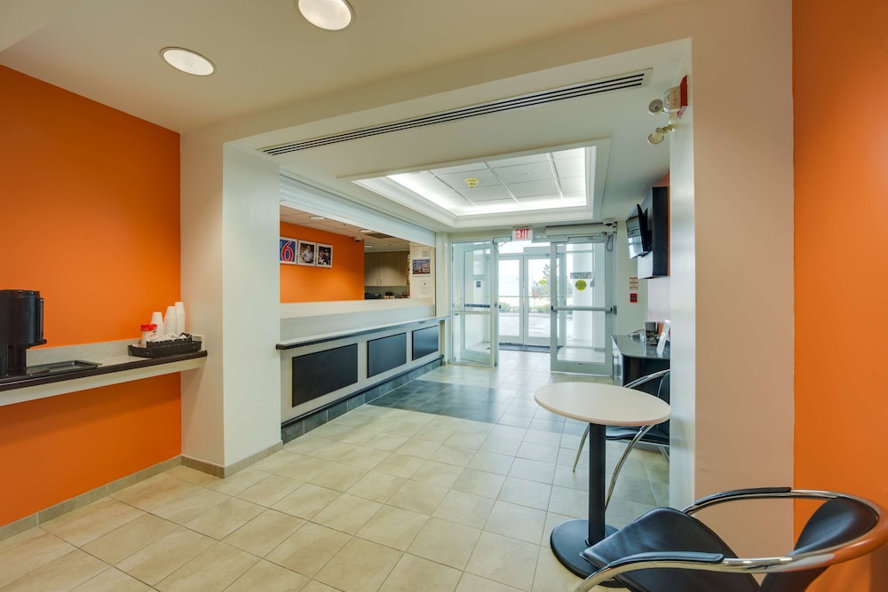Motel6 Brampton, ON - Toronto 5/33