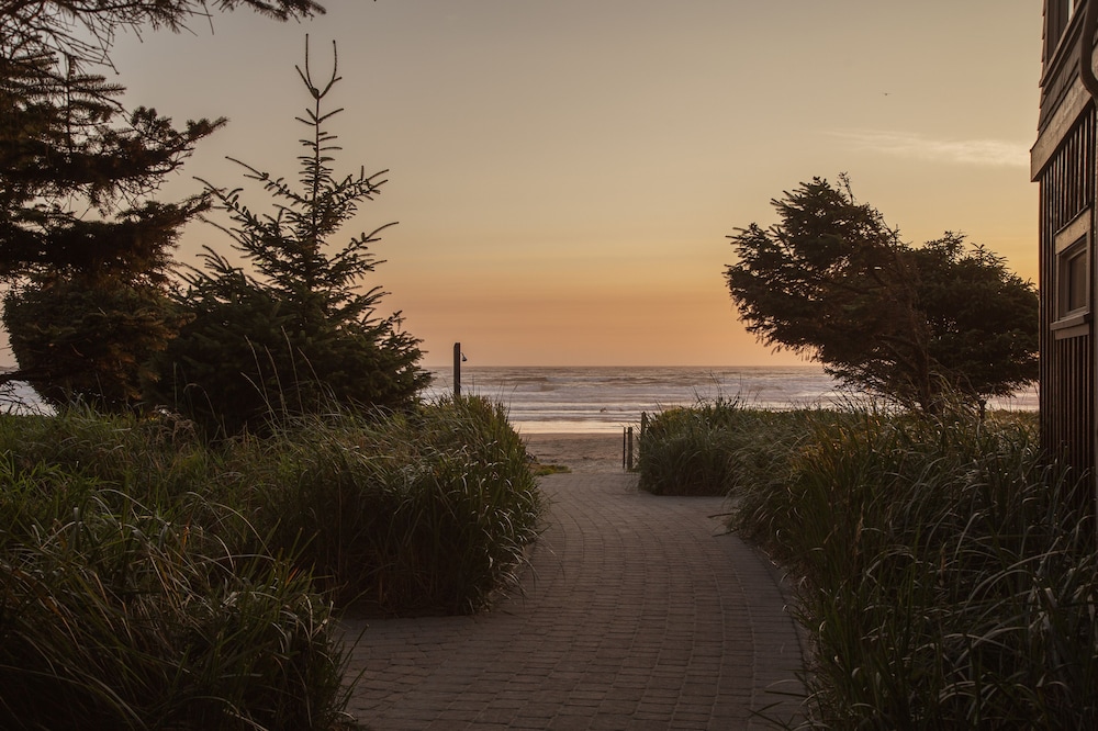 Long Beach Lodge Resort 66/72