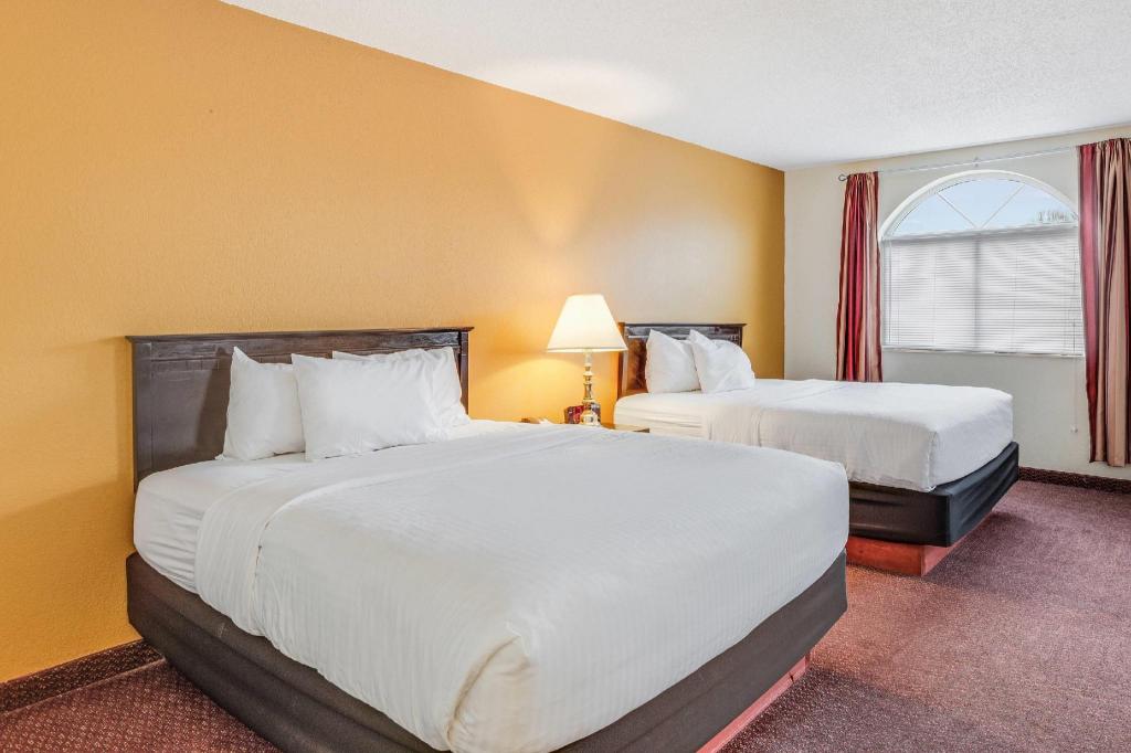 Efficiency, 2 Queen Beds