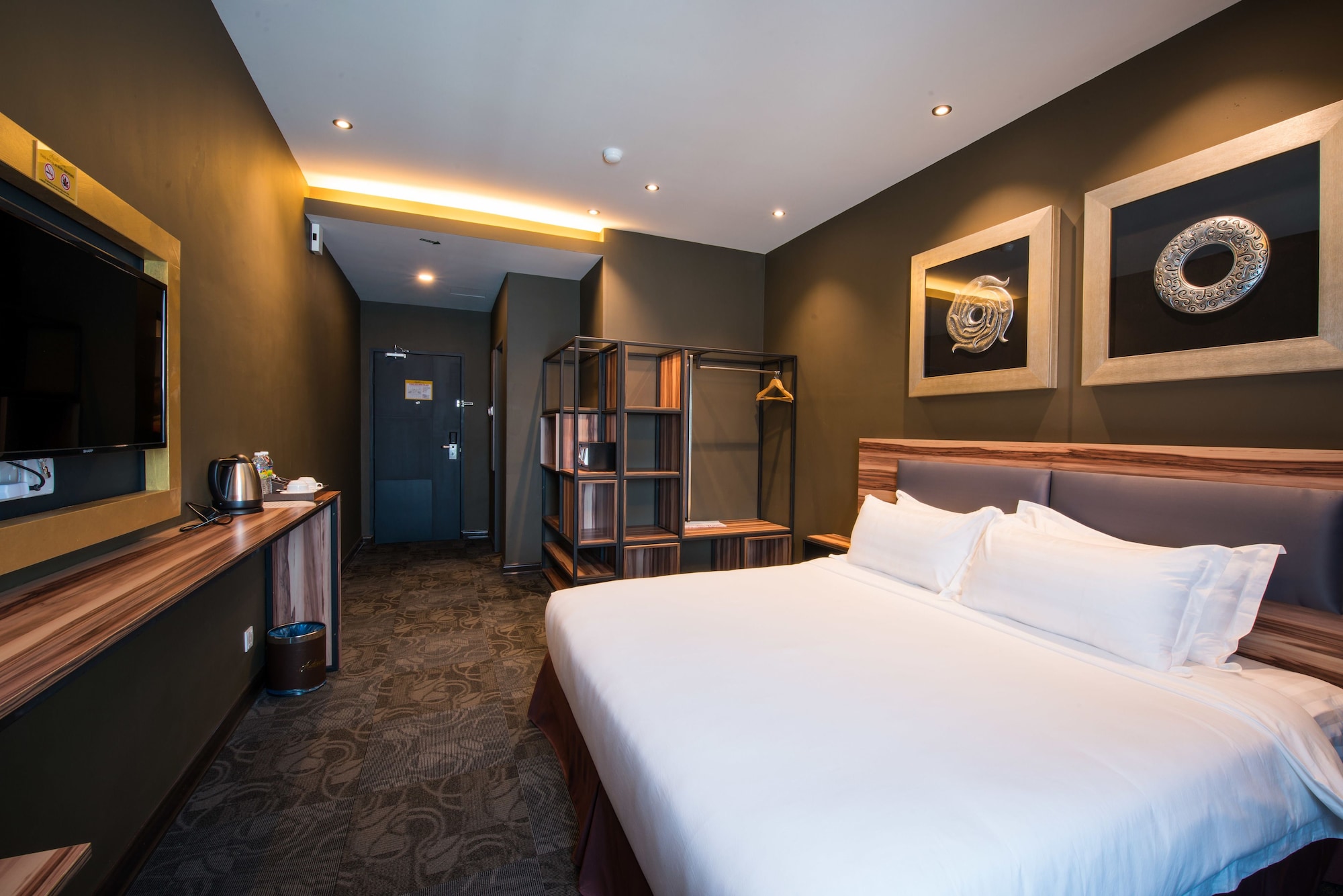 SUPERIOR, KING BED