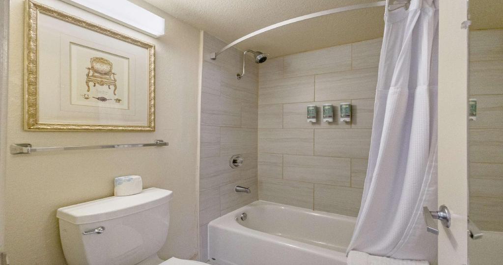 Room, 2 Queen Beds, Dining Area, Kitchenette, Best Western Roseville Inn 3/4