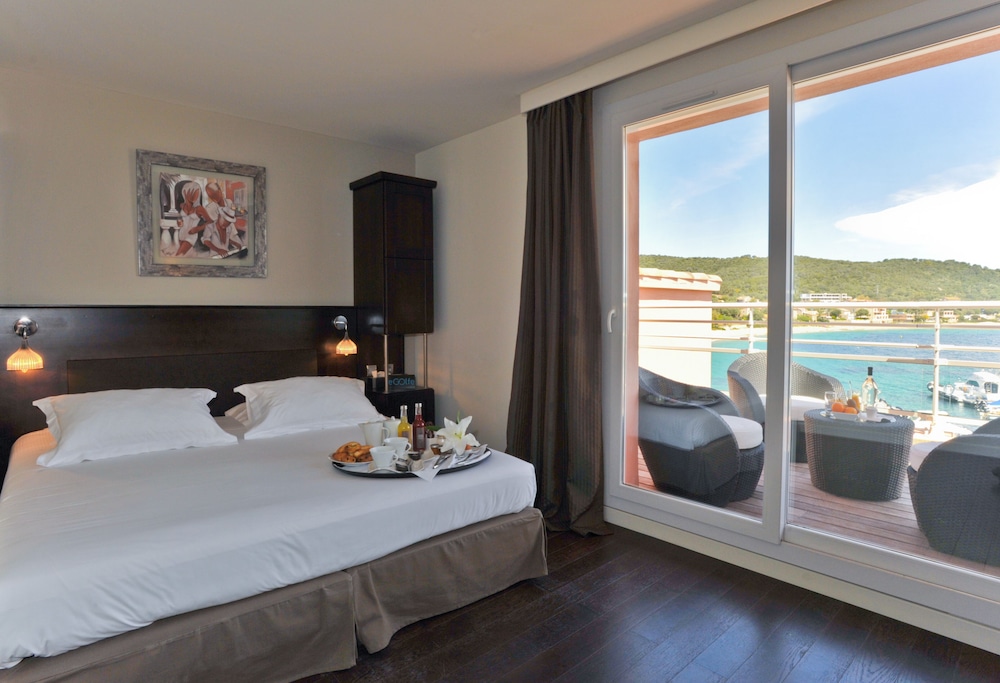 3 Bedrooms, Master, Suite, 1 King and 4 Single Beds, Sea View, Balcony