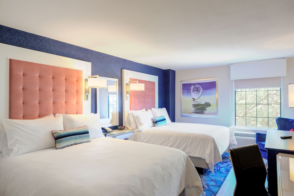 Hotel Indigo Mount Pleasant 24/76