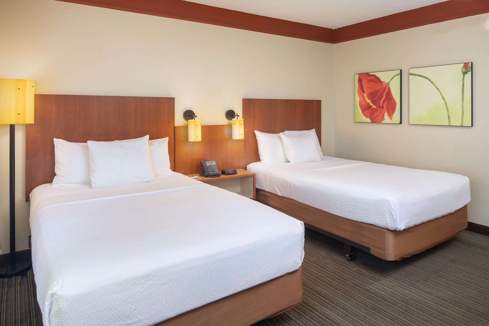 La Quinta Inn & Suites by Wyndham Atlanta Ballpark/Galleria 24/64
