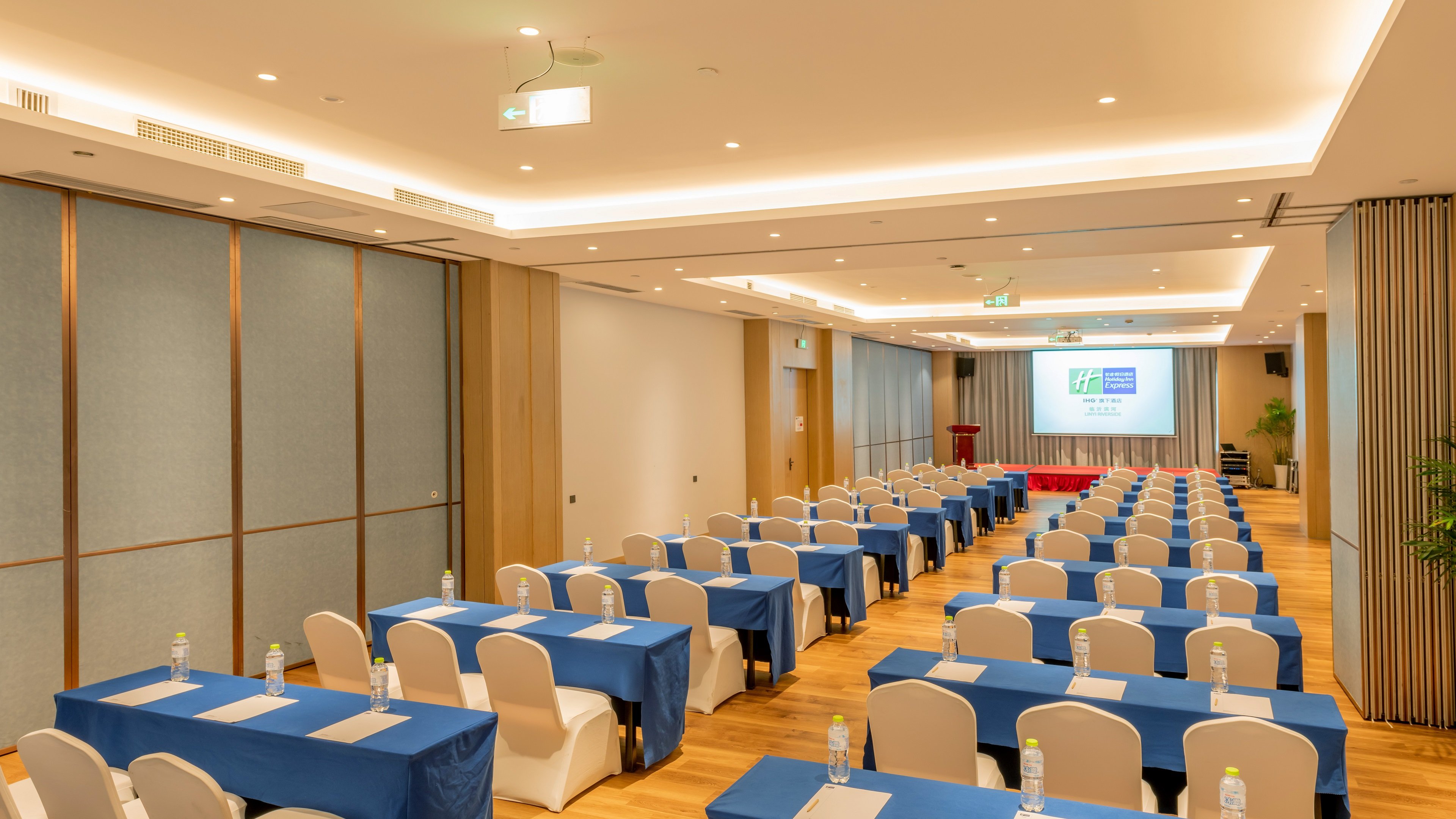 Holiday Inn Express LINYI RIVERSIDE 37/43